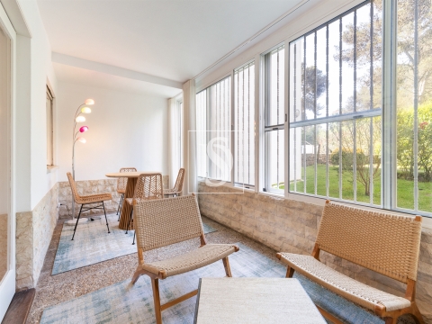 Apartamento T1 para venda mobiliado em Cascais com piscina e jardim